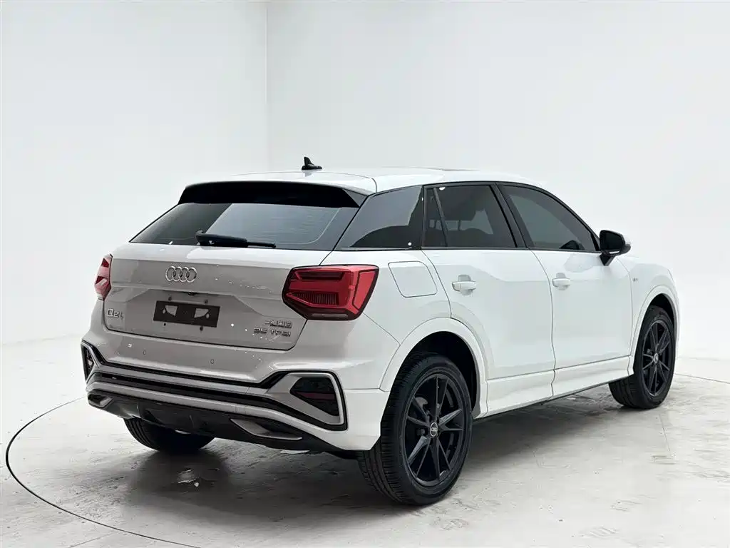 Audi Q2L