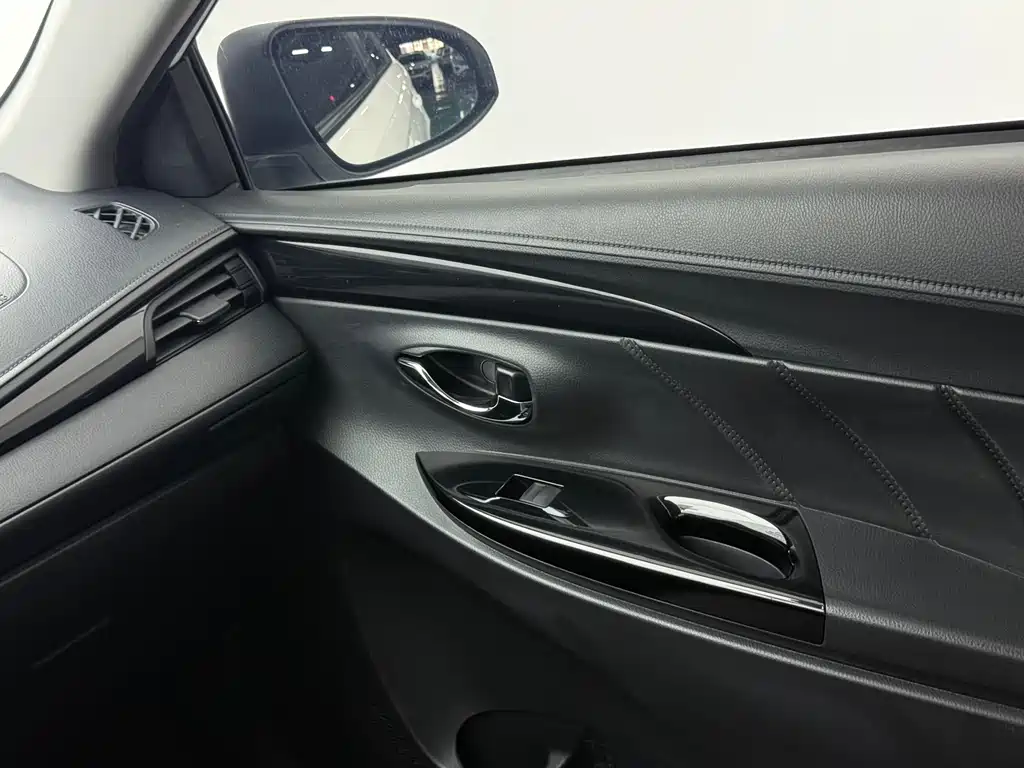 Toyota Yaris L