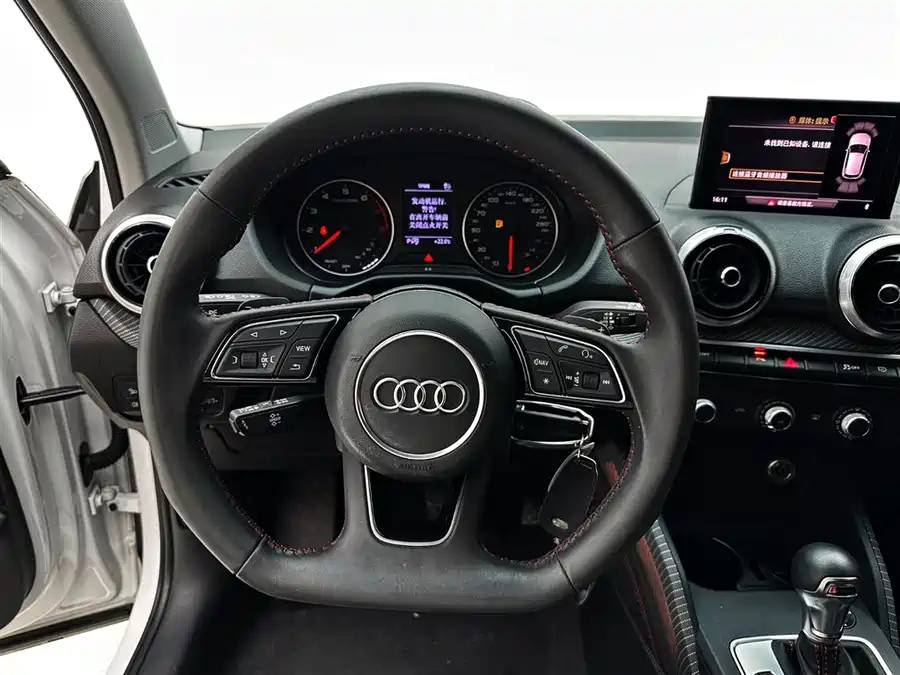 Audi Q2L