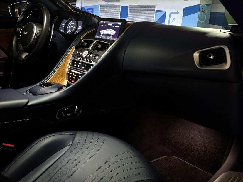 Aston Martin Aston Martin DB11