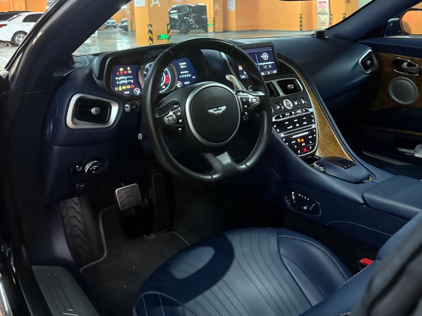 Aston Martin Aston Martin DB11