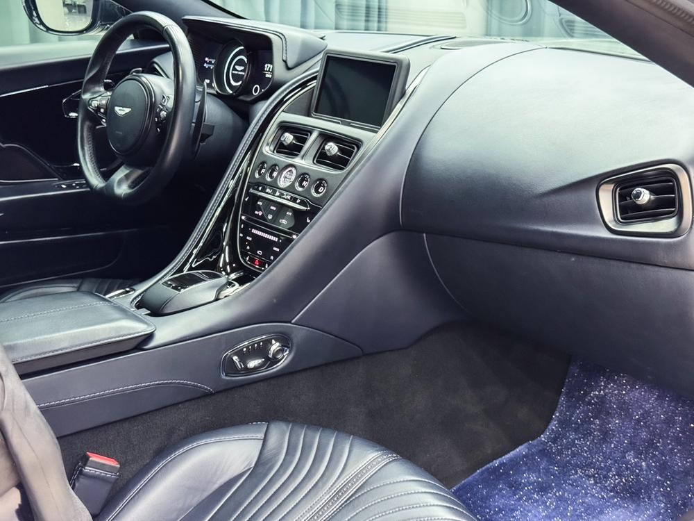 Aston Martin Aston Martin DB11