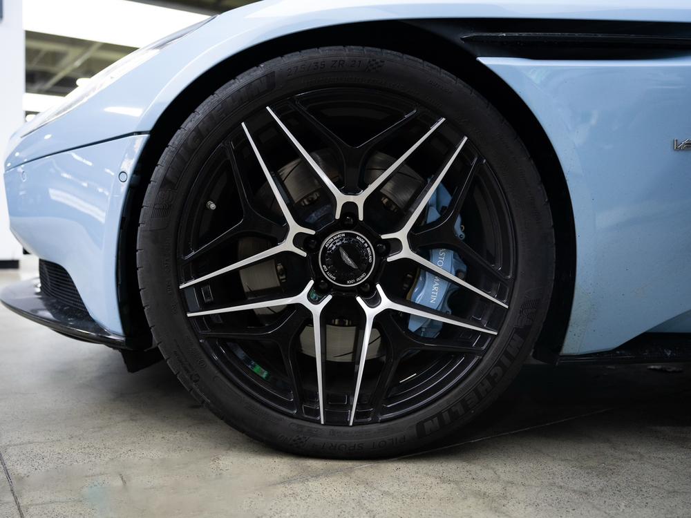 Aston Martin Aston Martin DB11