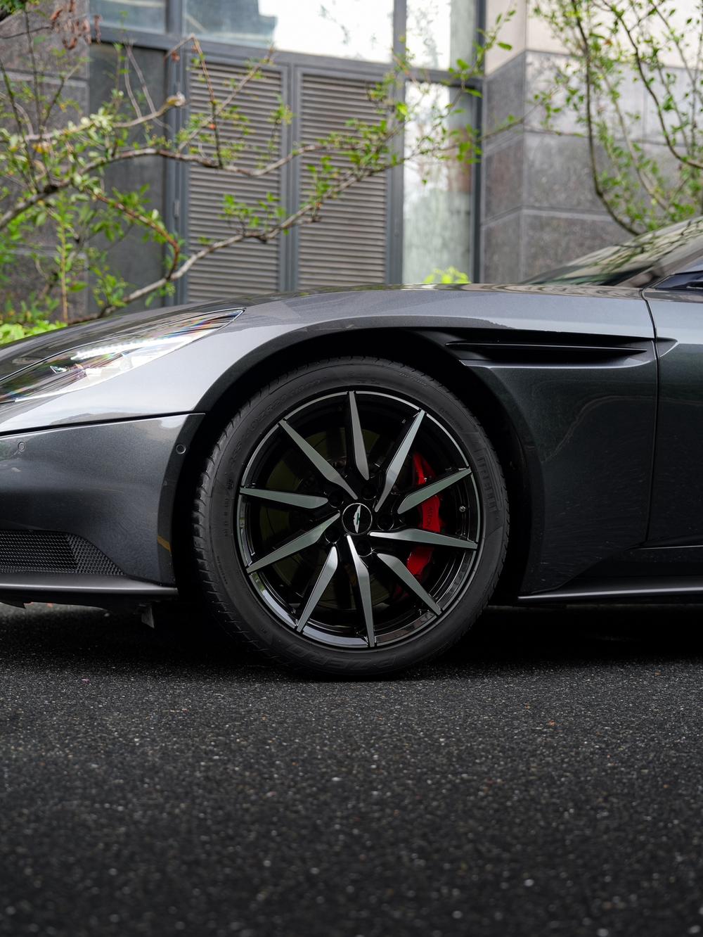 Aston Martin Aston Martin DB11