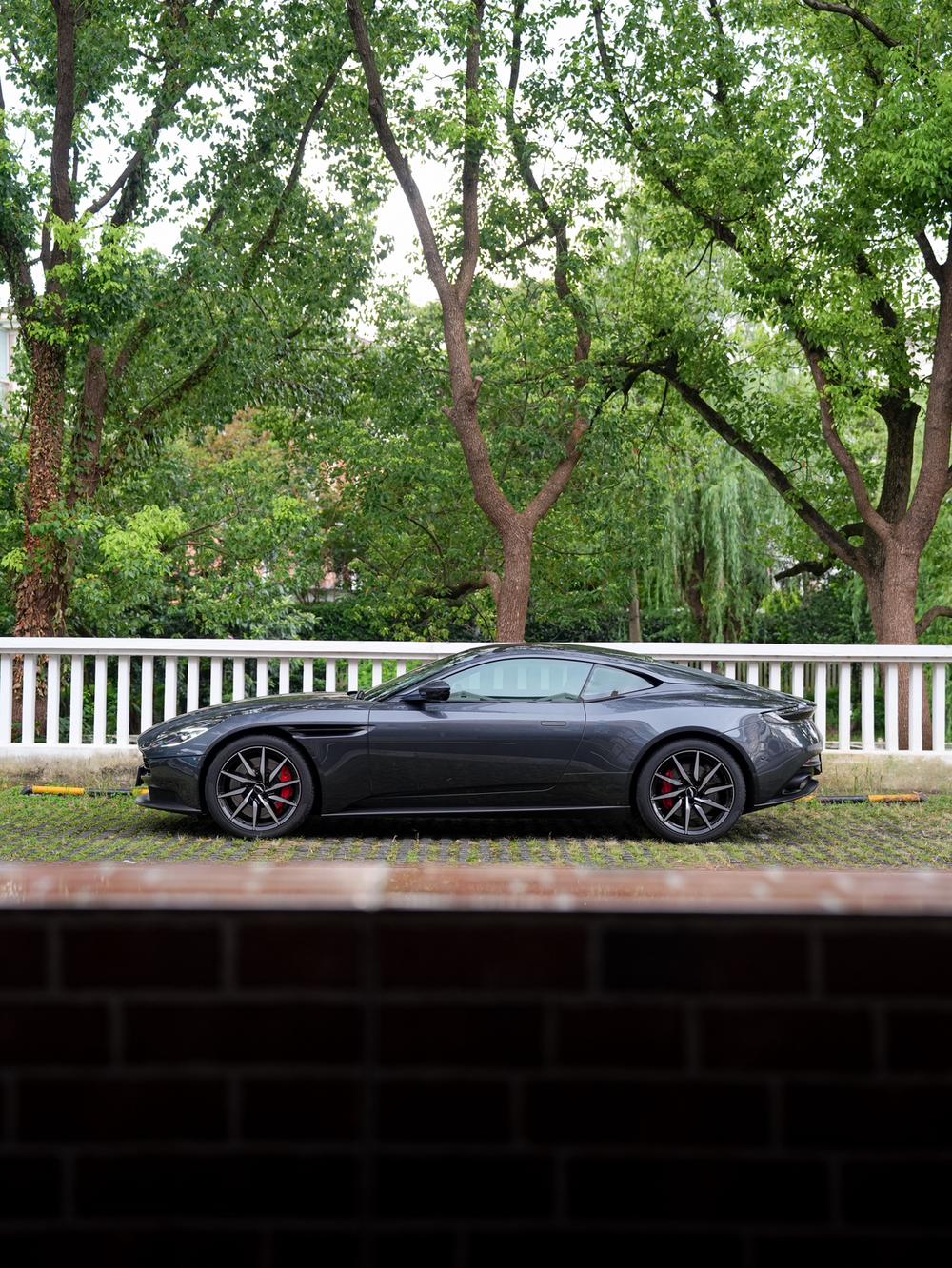 Aston Martin Aston Martin DB11
