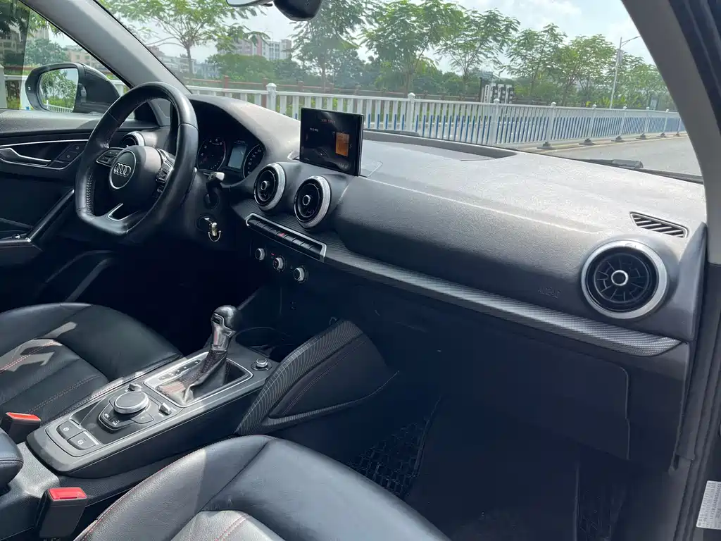 Audi Q2L
