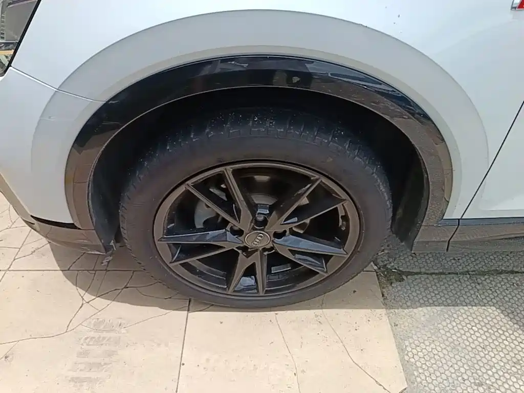 Audi Q2L