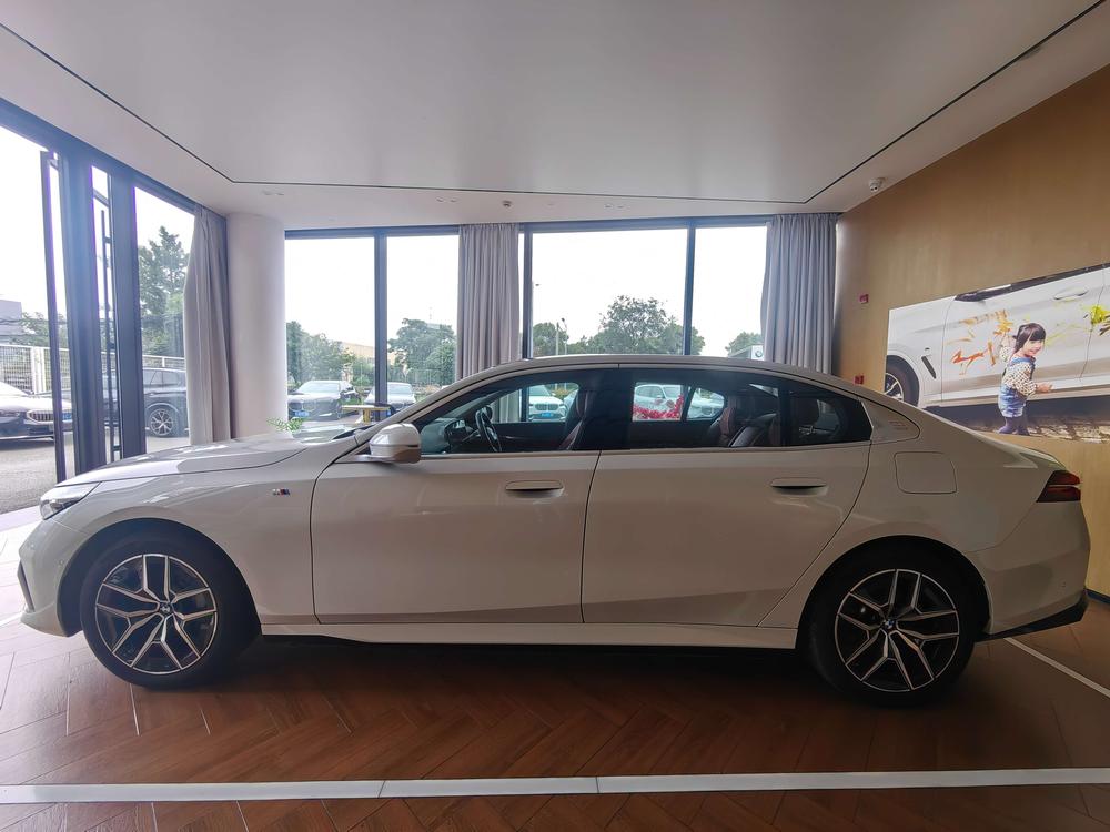 BMW BMW i5