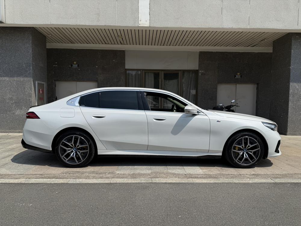BMW BMW i5