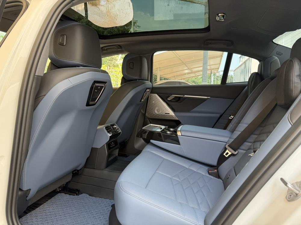 BMW BMW i5
