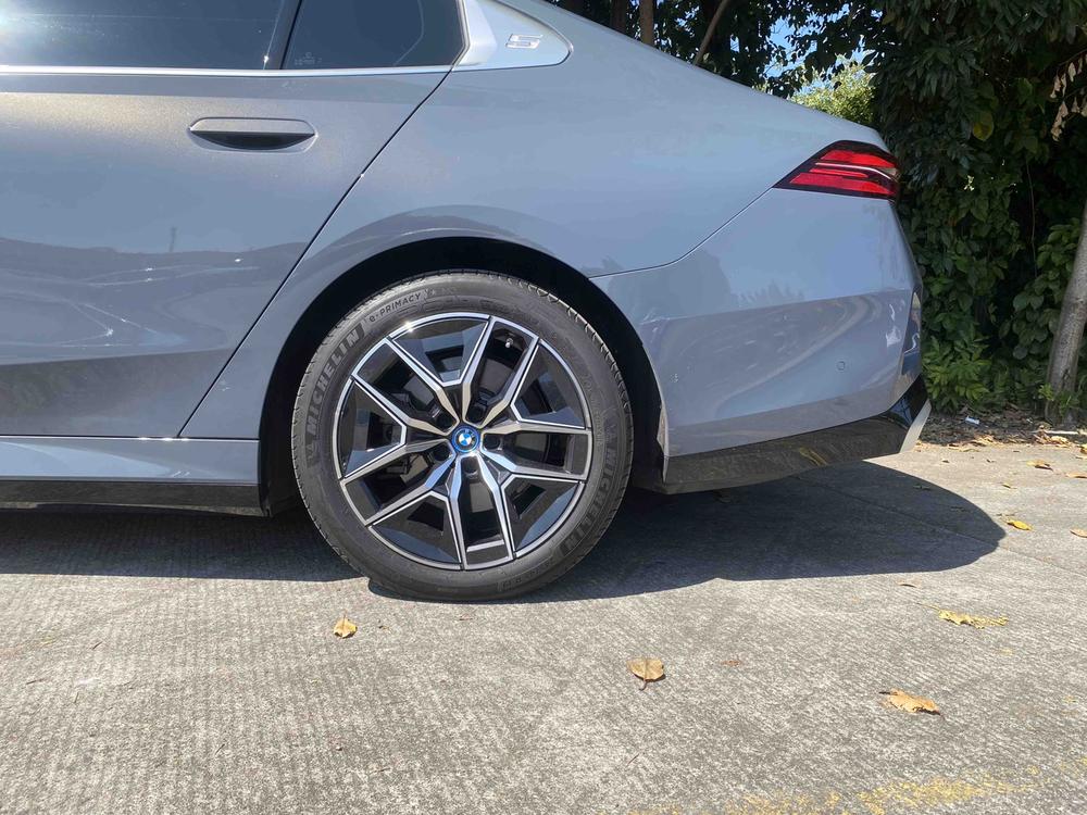 BMW BMW i5