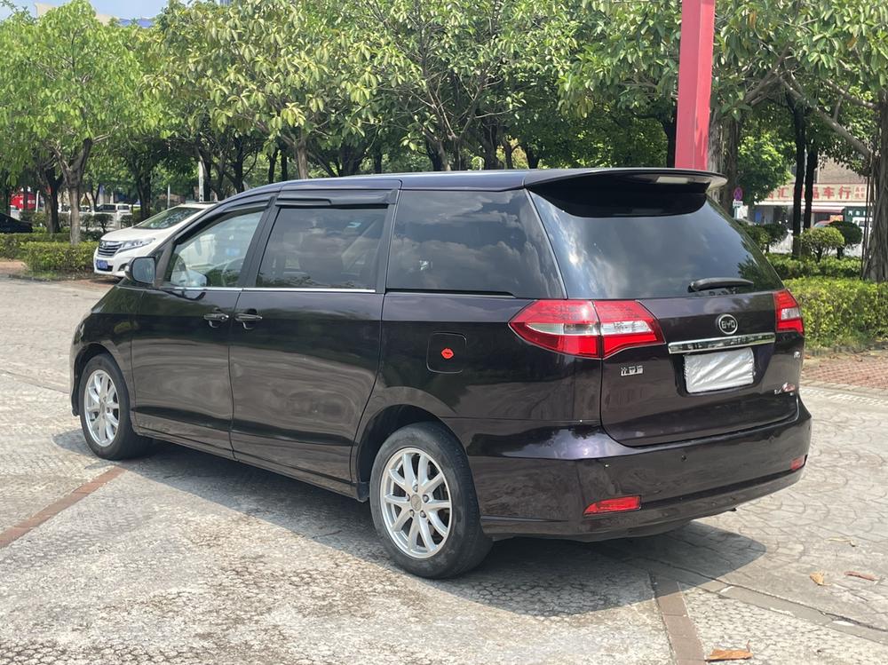 BYD BYD M6