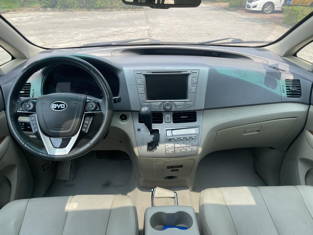 BYD BYD M6
