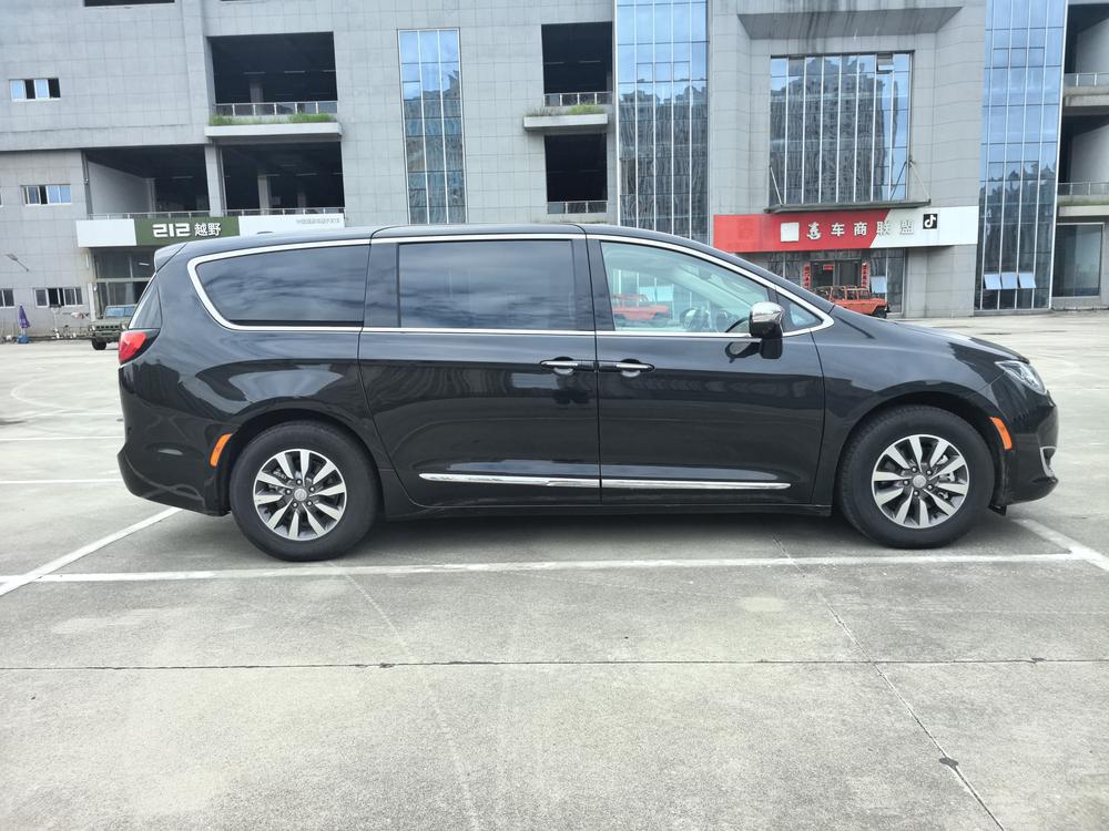Chrysler Grand Voyager PHEV (Import)
