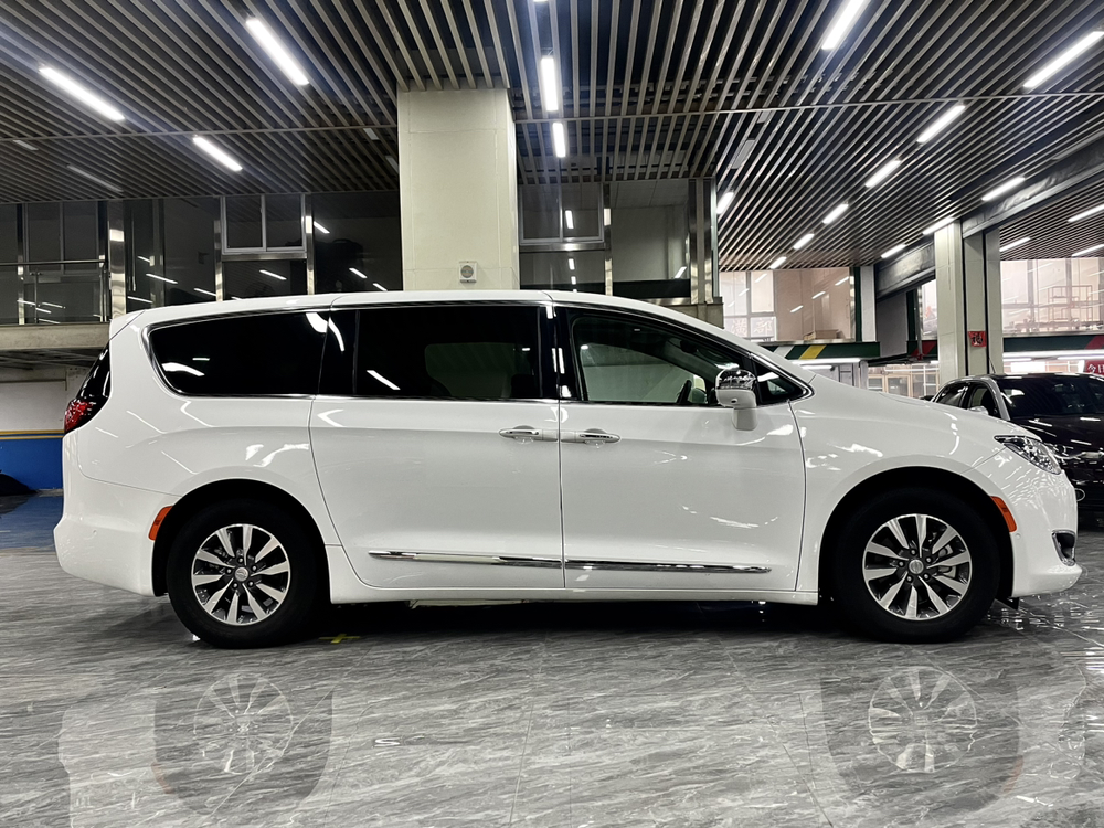 Chrysler Grand Voyager PHEV (Import)