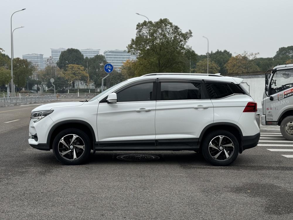 Dongfeng Fengxing Forthing T5