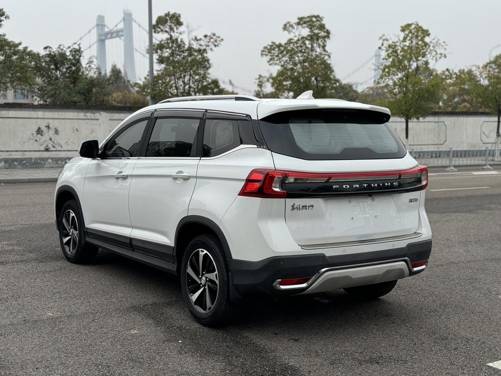 Dongfeng Fengxing Forthing T5