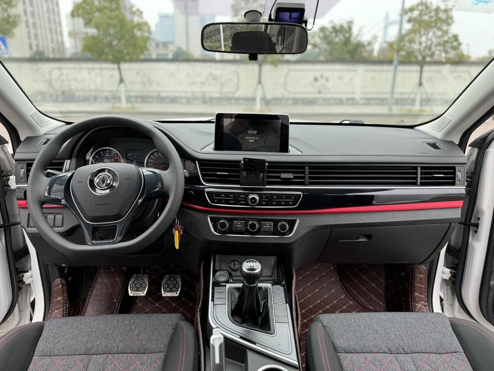 Dongfeng Fengxing Forthing T5