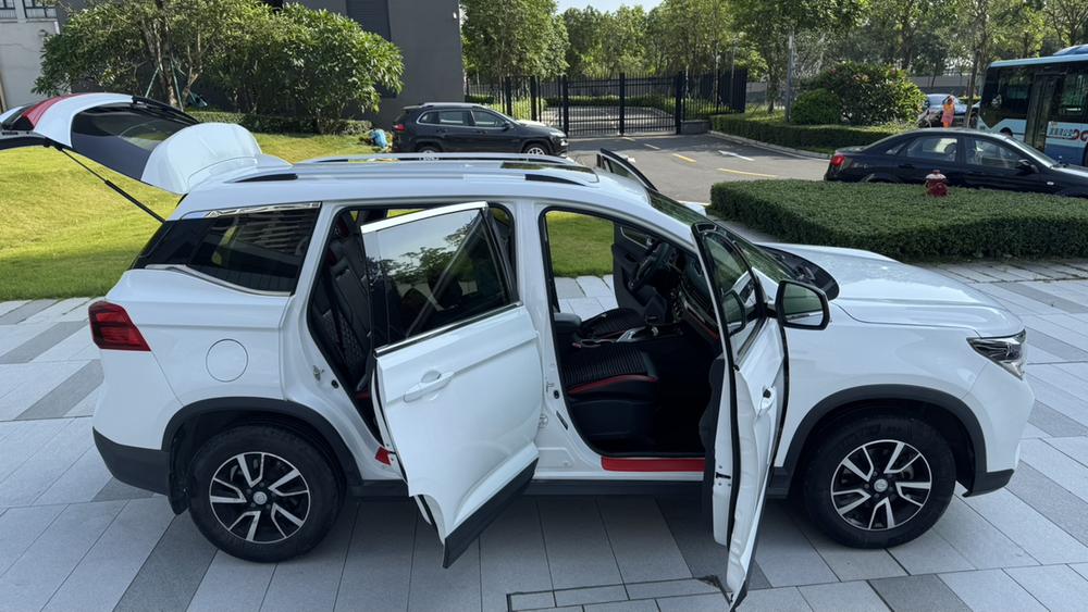 Dongfeng Fengxing Forthing T5
