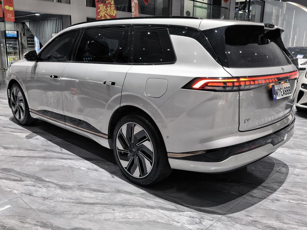 Dongfeng Yipai 奕派008