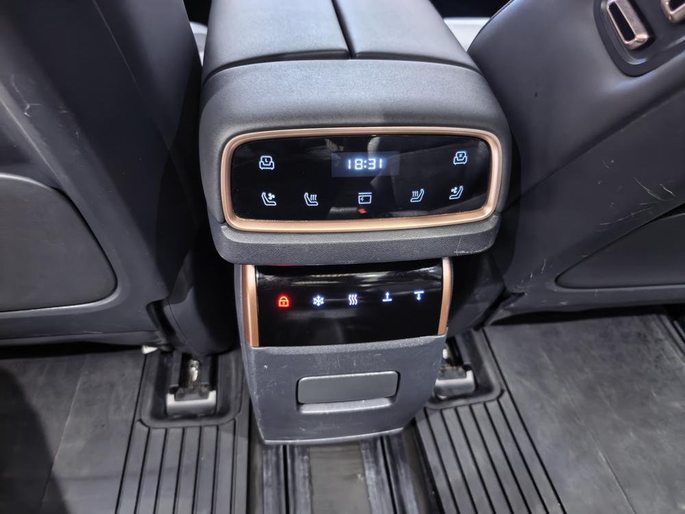 Dongfeng Yipai 奕派008