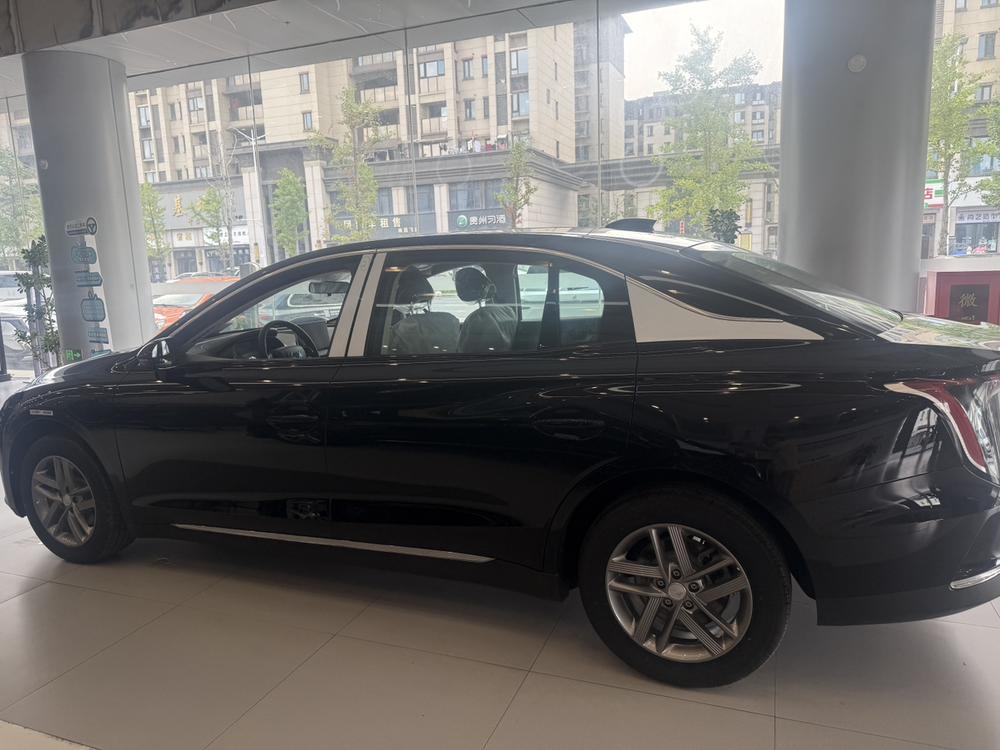 Hongqi Hongqi E-QM5