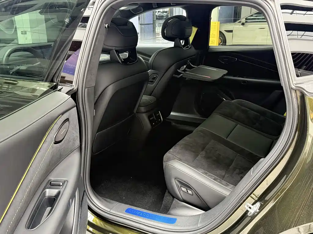 Lynk & Co 10