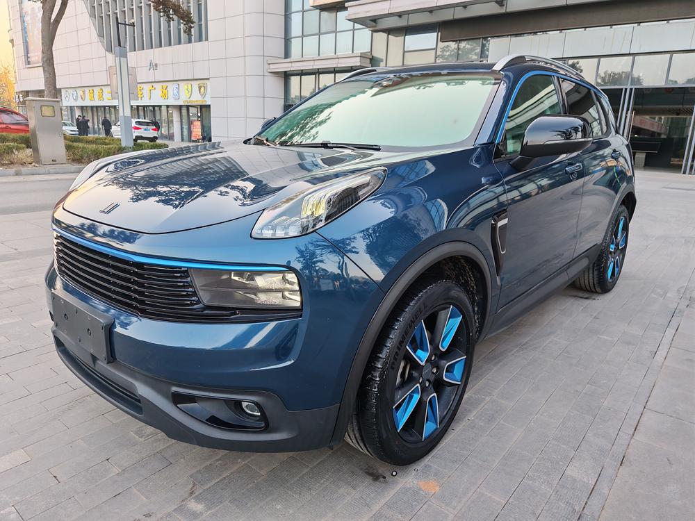 Lynk & Co Lynk & Co 01