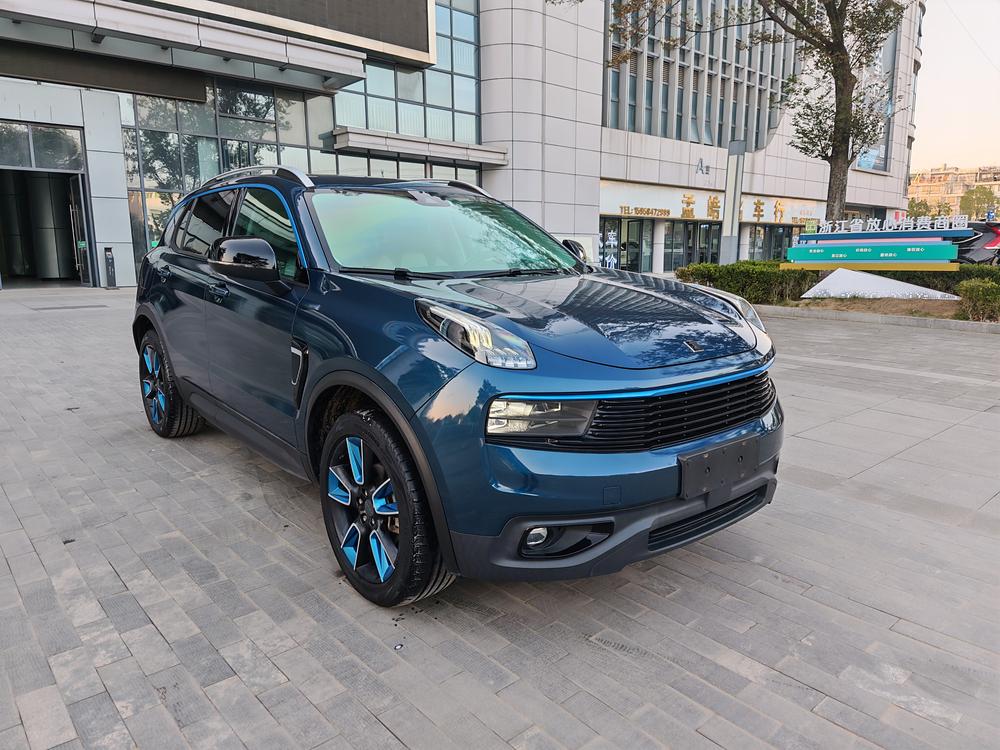 Lynk & Co Lynk & Co 01