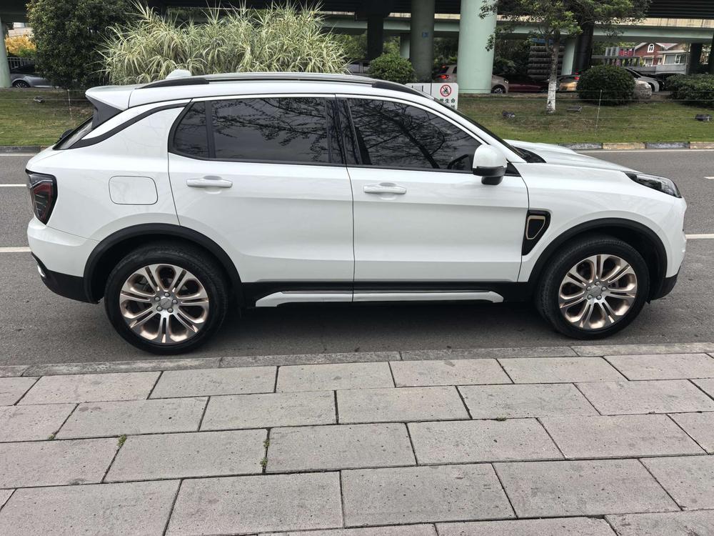 Lynk & Co Lynk & Co 01