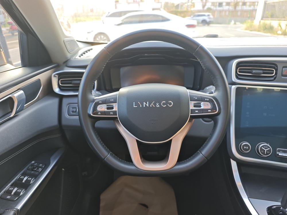 Lynk & Co Lynk & Co 01