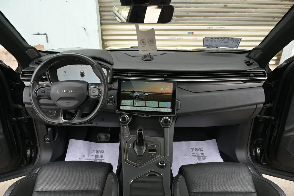 Lynk & Co Lynk & Co 01