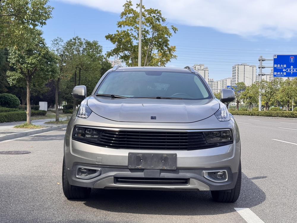 Lynk & Co Lynk & Co 01
