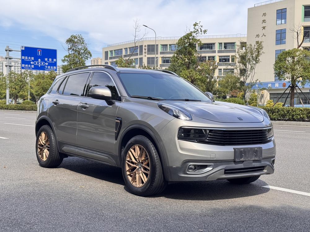 Lynk & Co Lynk & Co 01