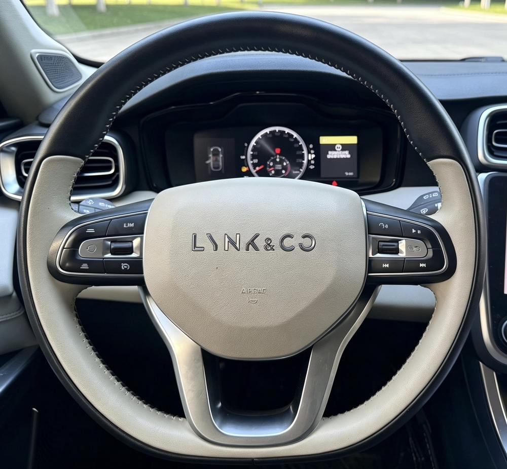 Lynk & Co Lynk & Co 01