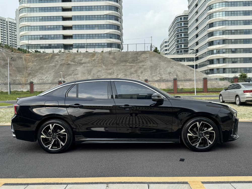Lynk & Co Lynk & Co 03