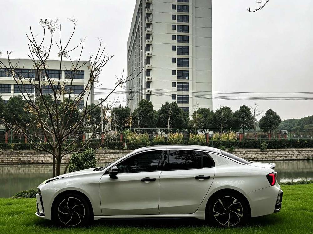 Lynk & Co Lynk & Co 03
