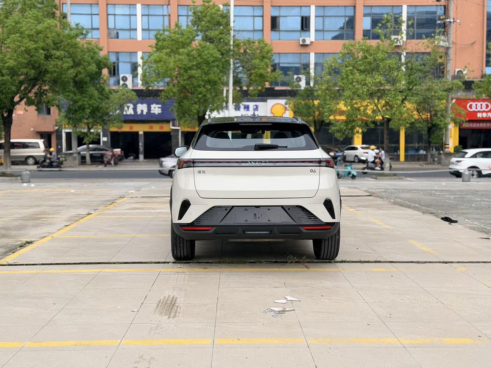 Lynk & Co Lynk & Co 06