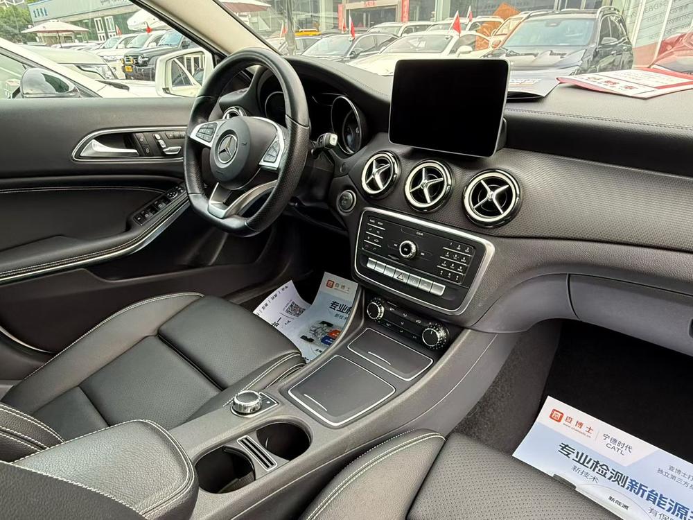 Mercedes-Benz Mercedes-Benz GLA