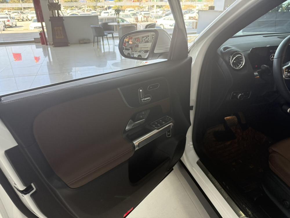 Mercedes-Benz Mercedes-Benz GLB