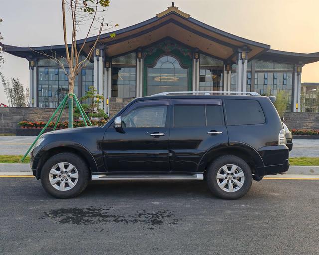 Mitsubishi Pajero (Import)
