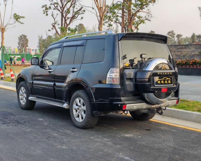 Mitsubishi Pajero (Import)