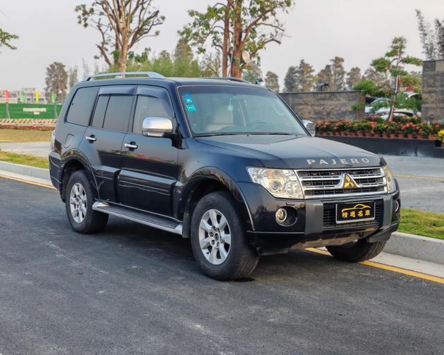 Mitsubishi Pajero (Import)