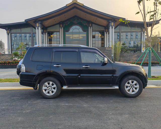 Mitsubishi Pajero (Import)
