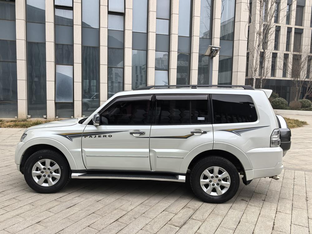 Mitsubishi Pajero (Import)