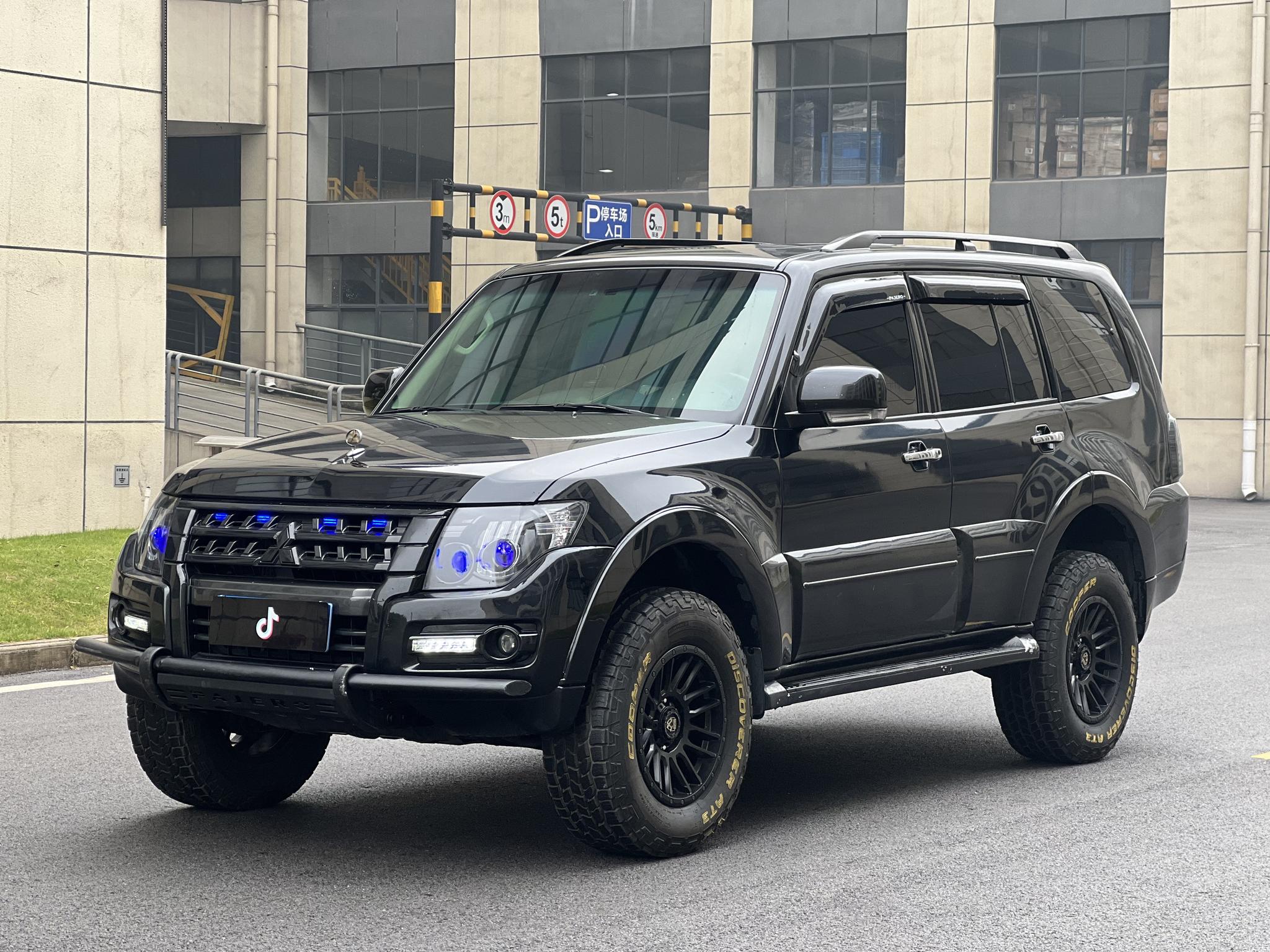 Mitsubishi Pajero (Import)