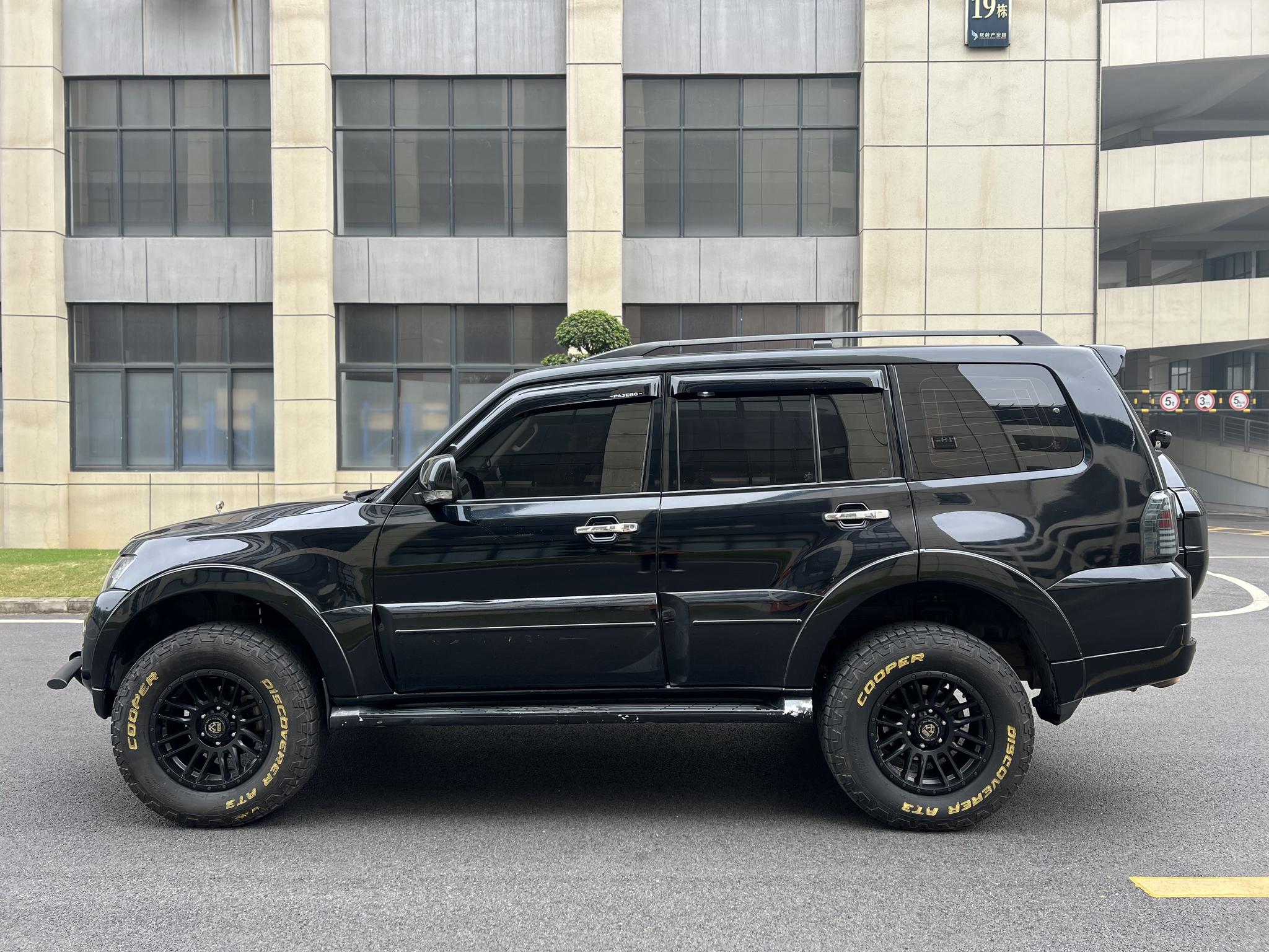 Mitsubishi Pajero (Import)