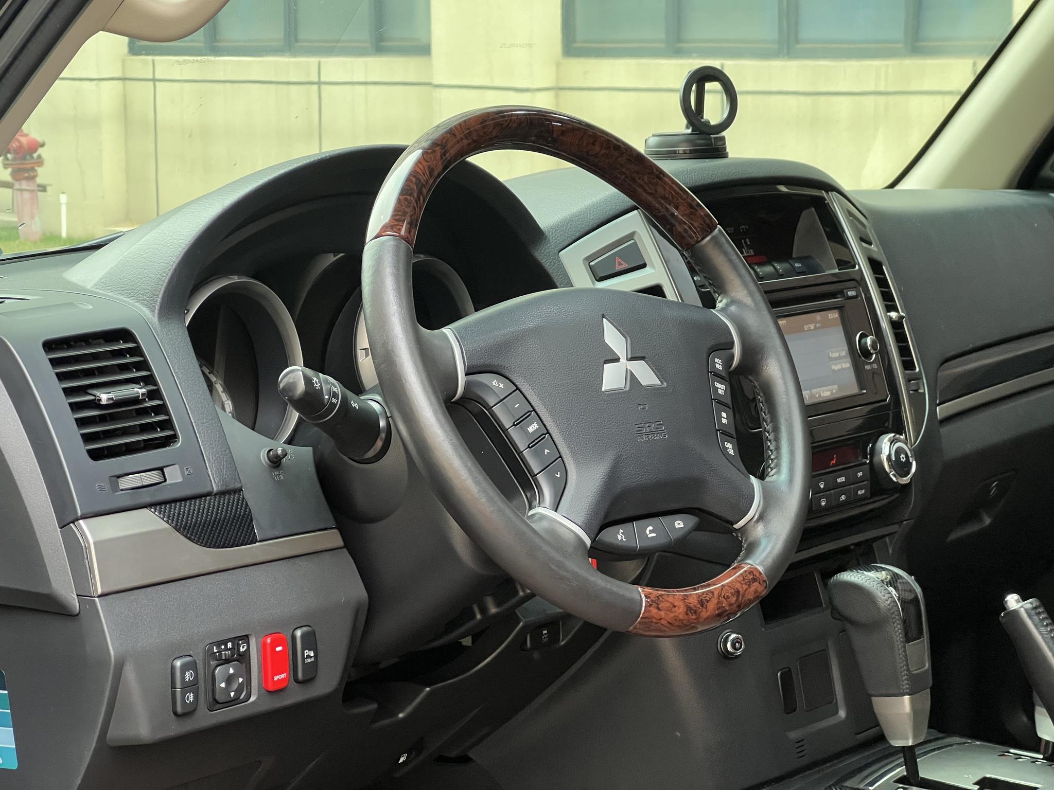 Mitsubishi Pajero (Import)