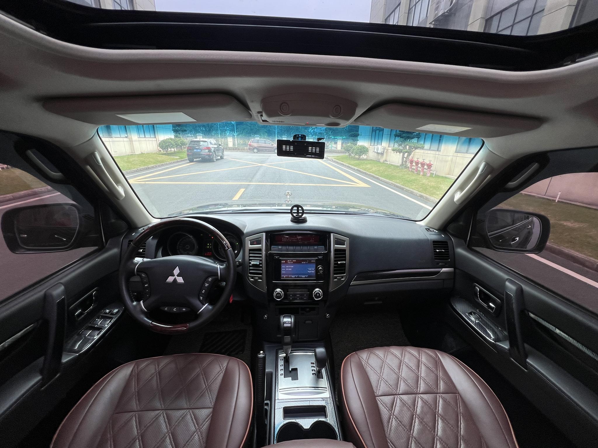 Mitsubishi Pajero (Import)
