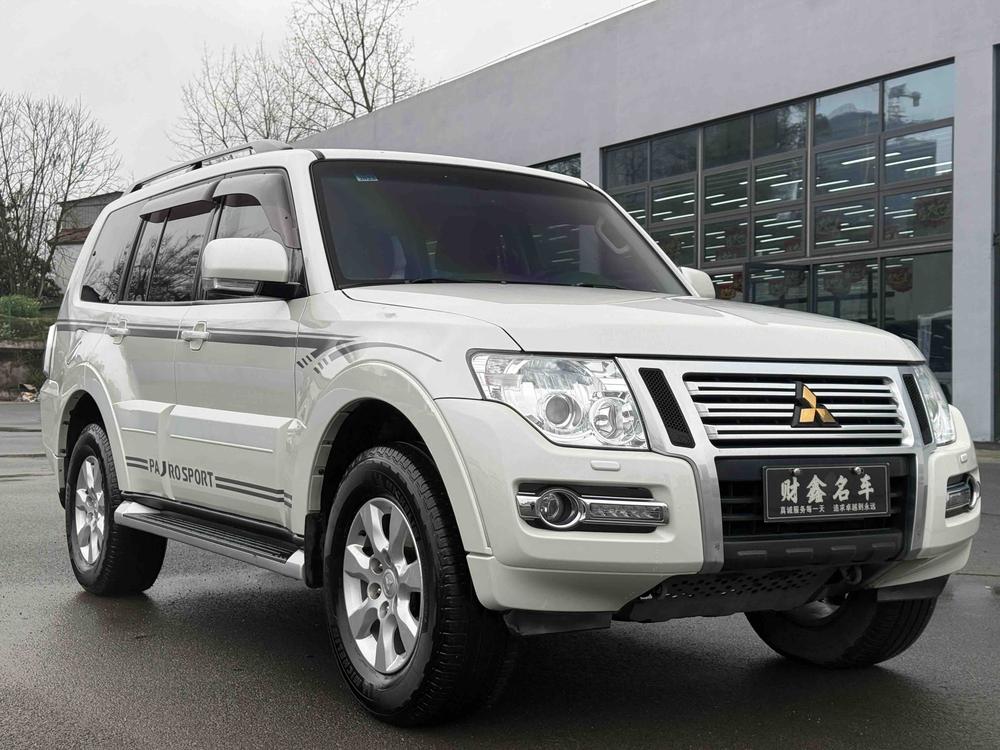 Mitsubishi Pajero (Import)